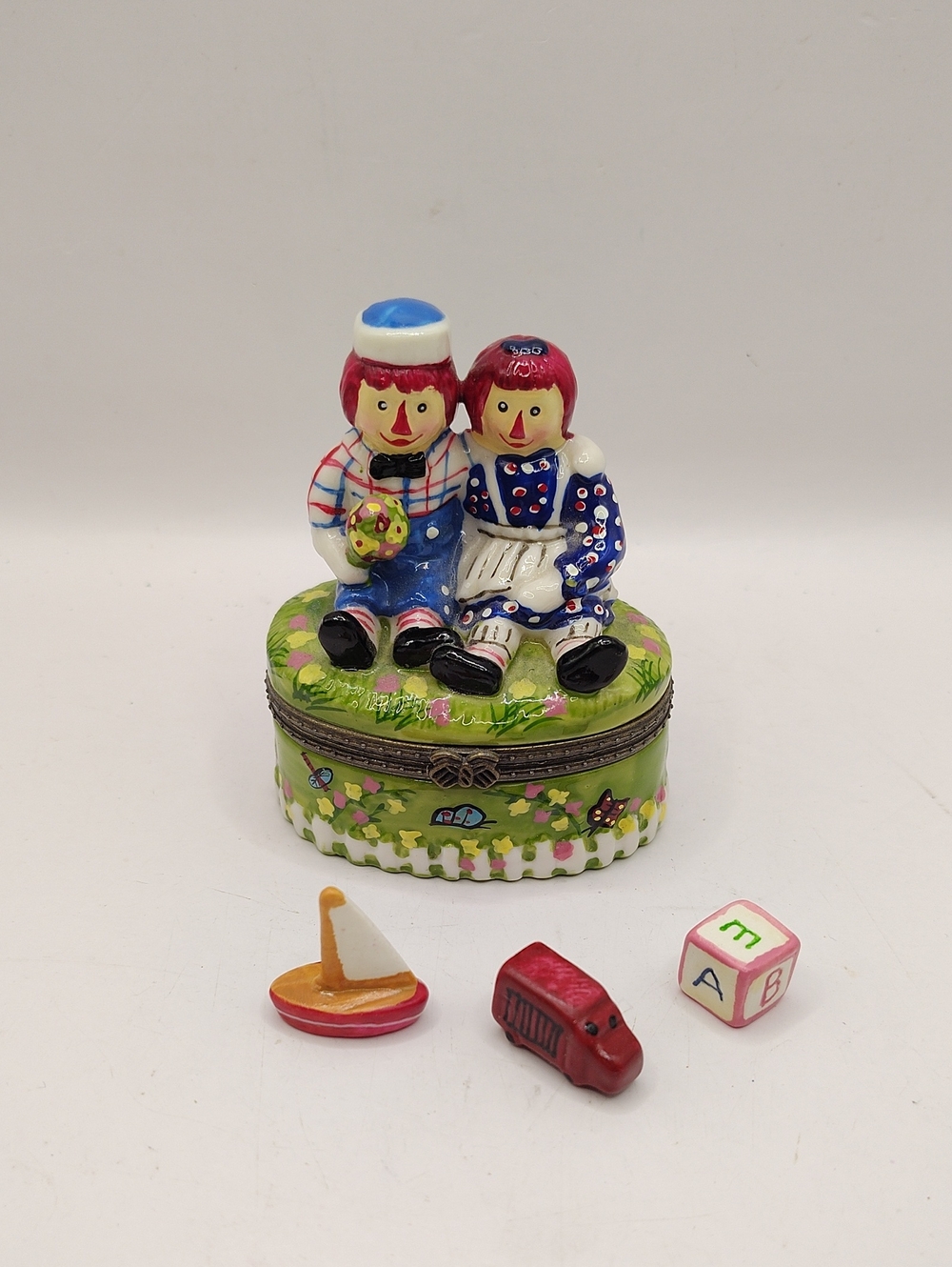 Vintage 1980s Raggedy Ann & Andy Ceramic Trinket Box With Original 3 Trinkets 3"